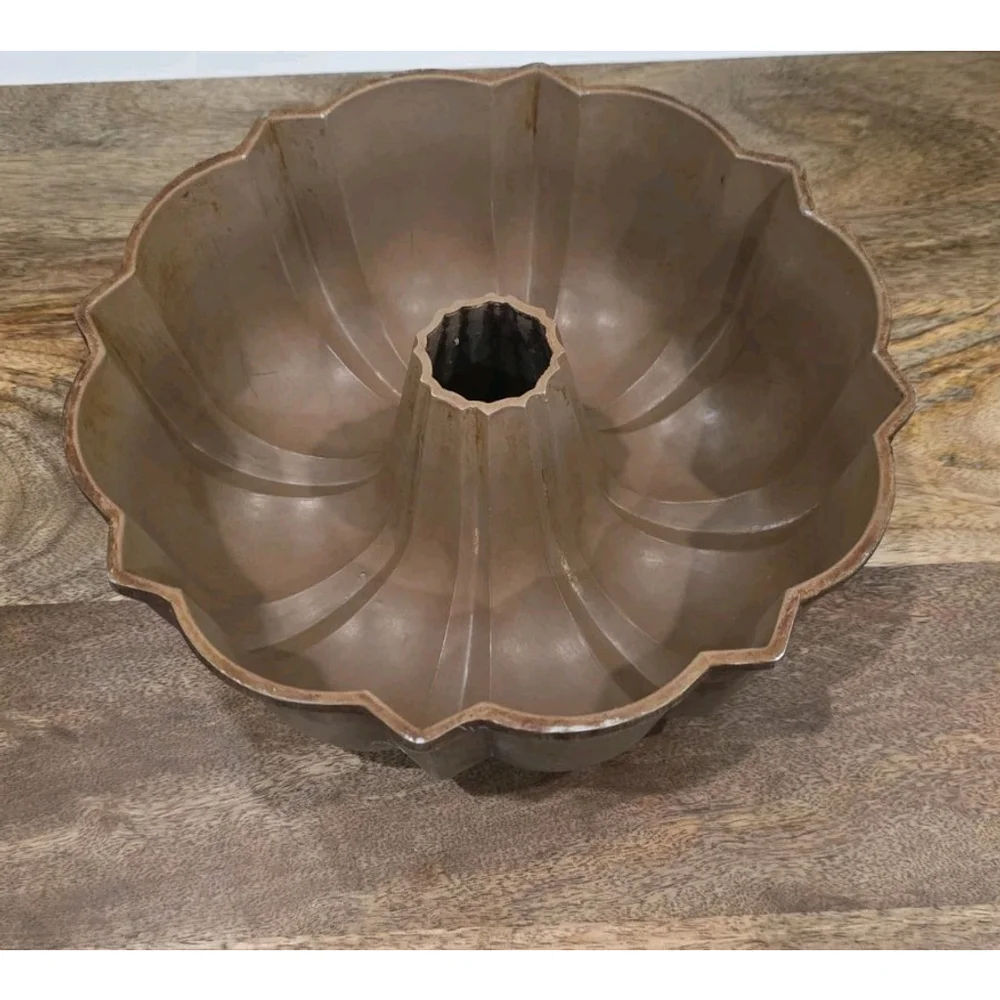 Vtg Bundt Pan Northland Aluminum 10.5” Heavy Tube Cake Pan USA Brown Interior